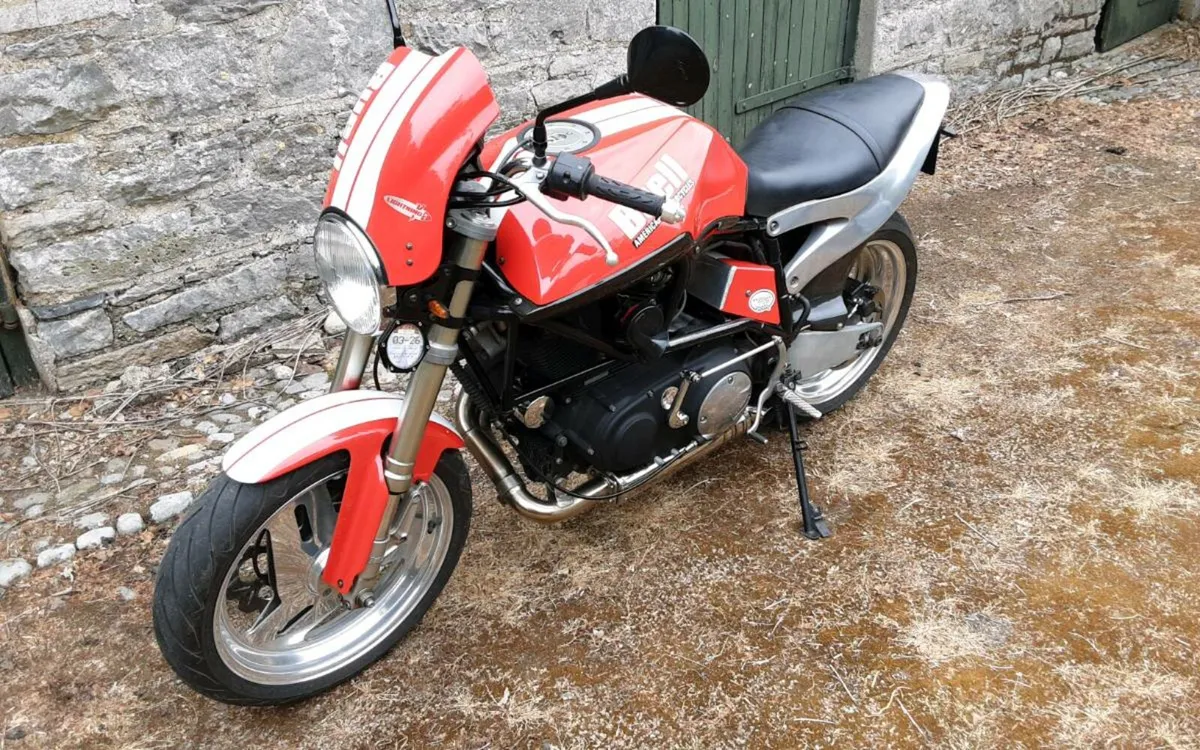 Limited edition 419/800 racing red stripe! - Image 1