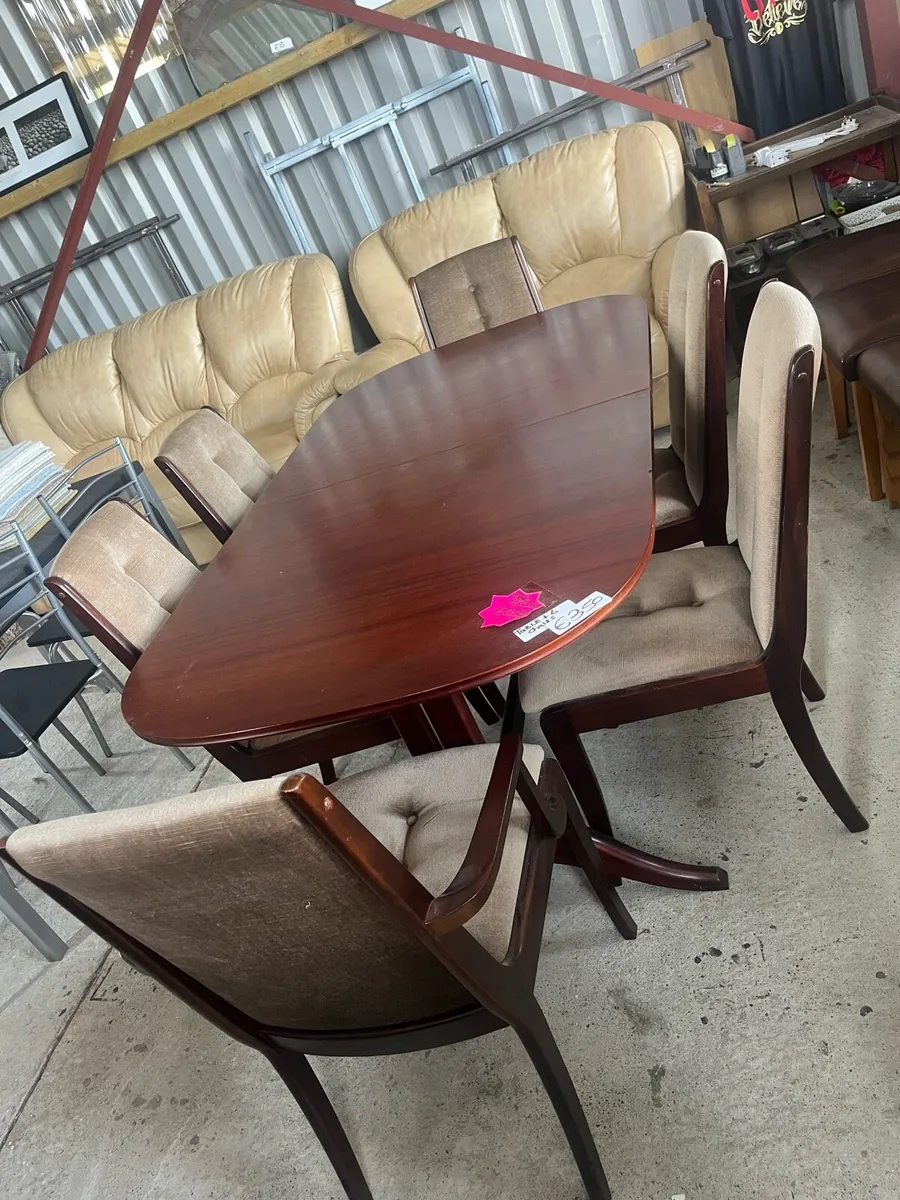 Extendable table and 6 chairs