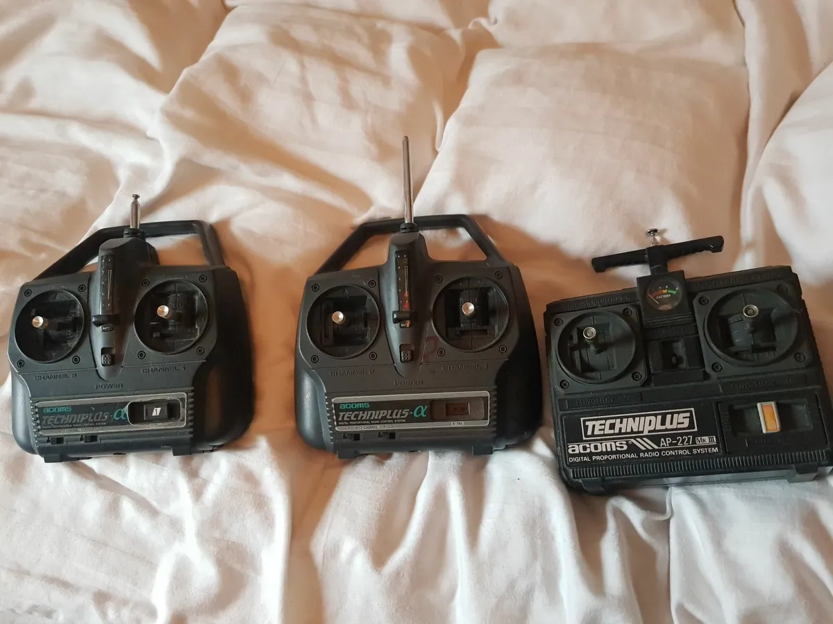3x remote control Tamiya cars with controllers - Image 3