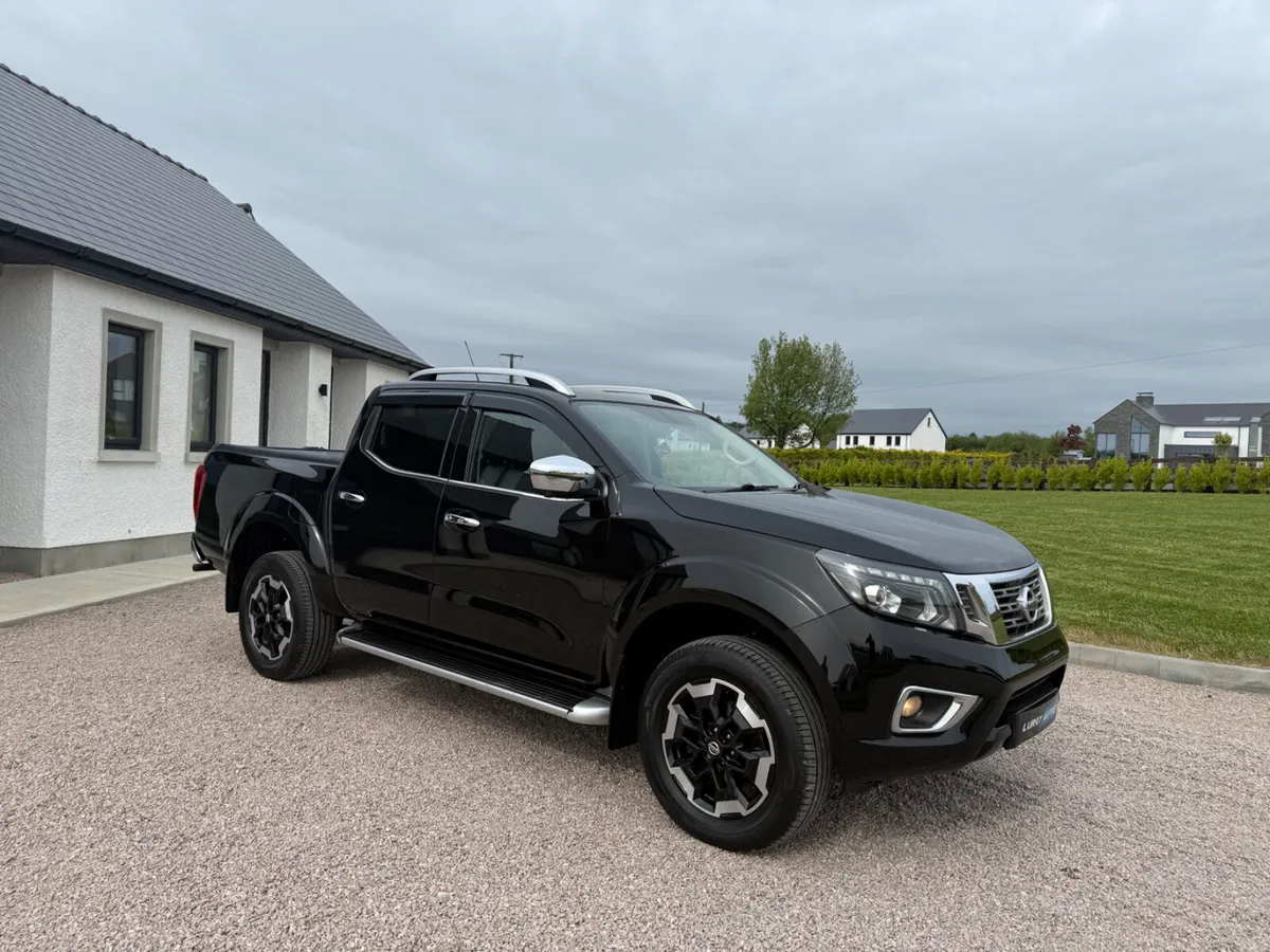 212 Nissan Navara Tekna Auto - Image 2