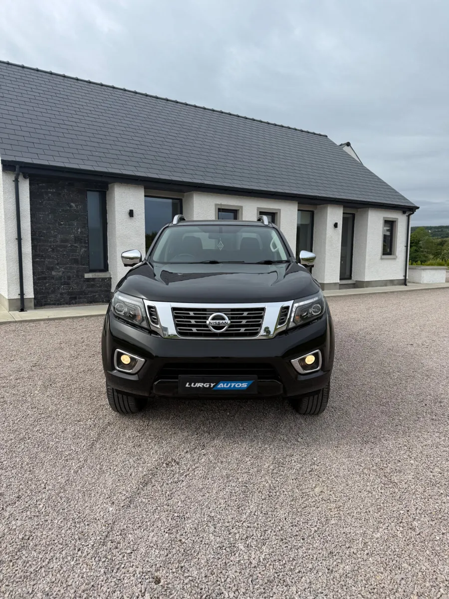 212 Nissan Navara Tekna Auto - Image 3