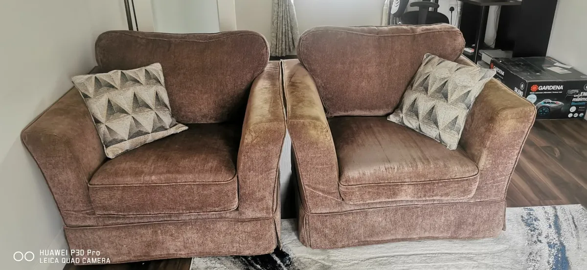 Couch and two armchairs - Image 1