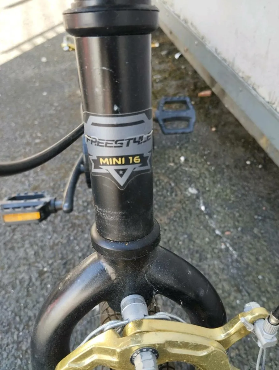 Boys 16inch bike - Image 3