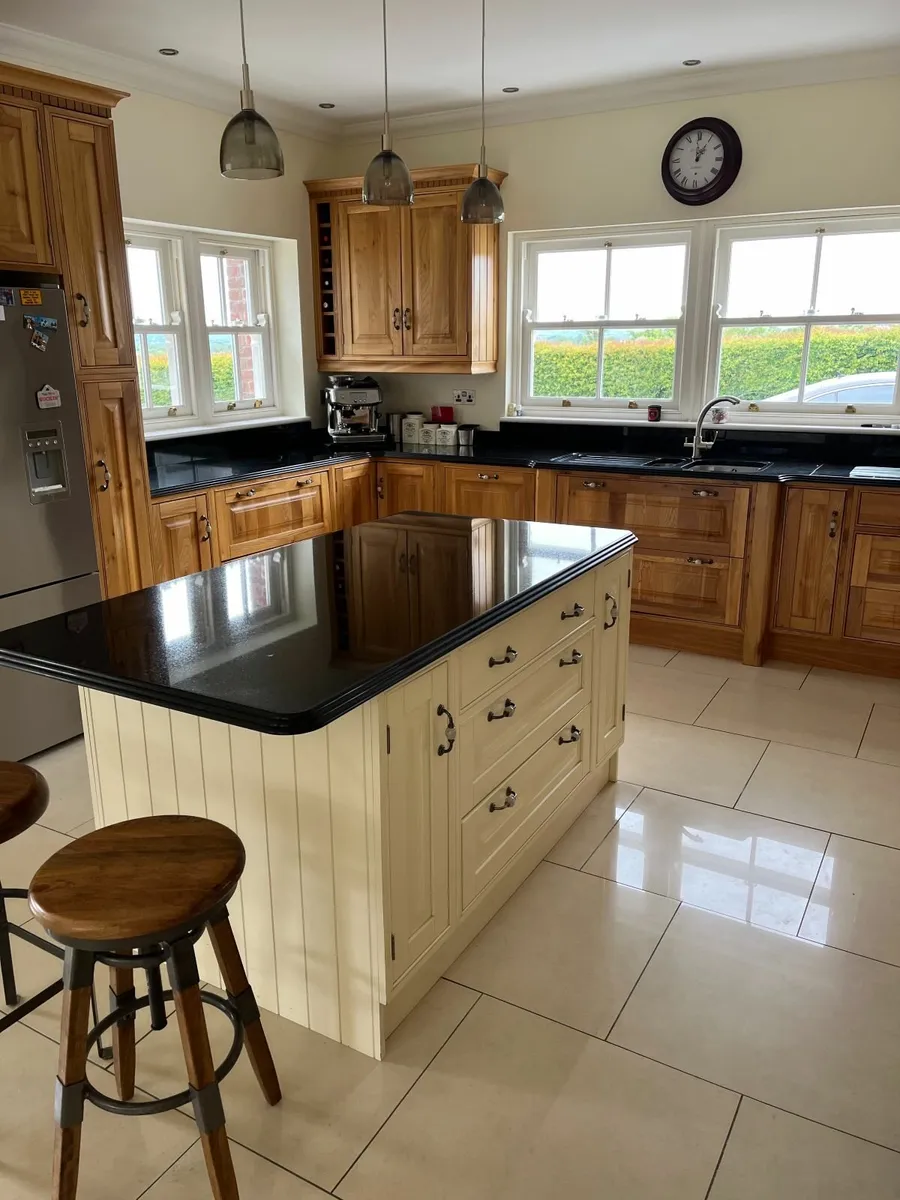 Kitchen units & worktop - Image 1