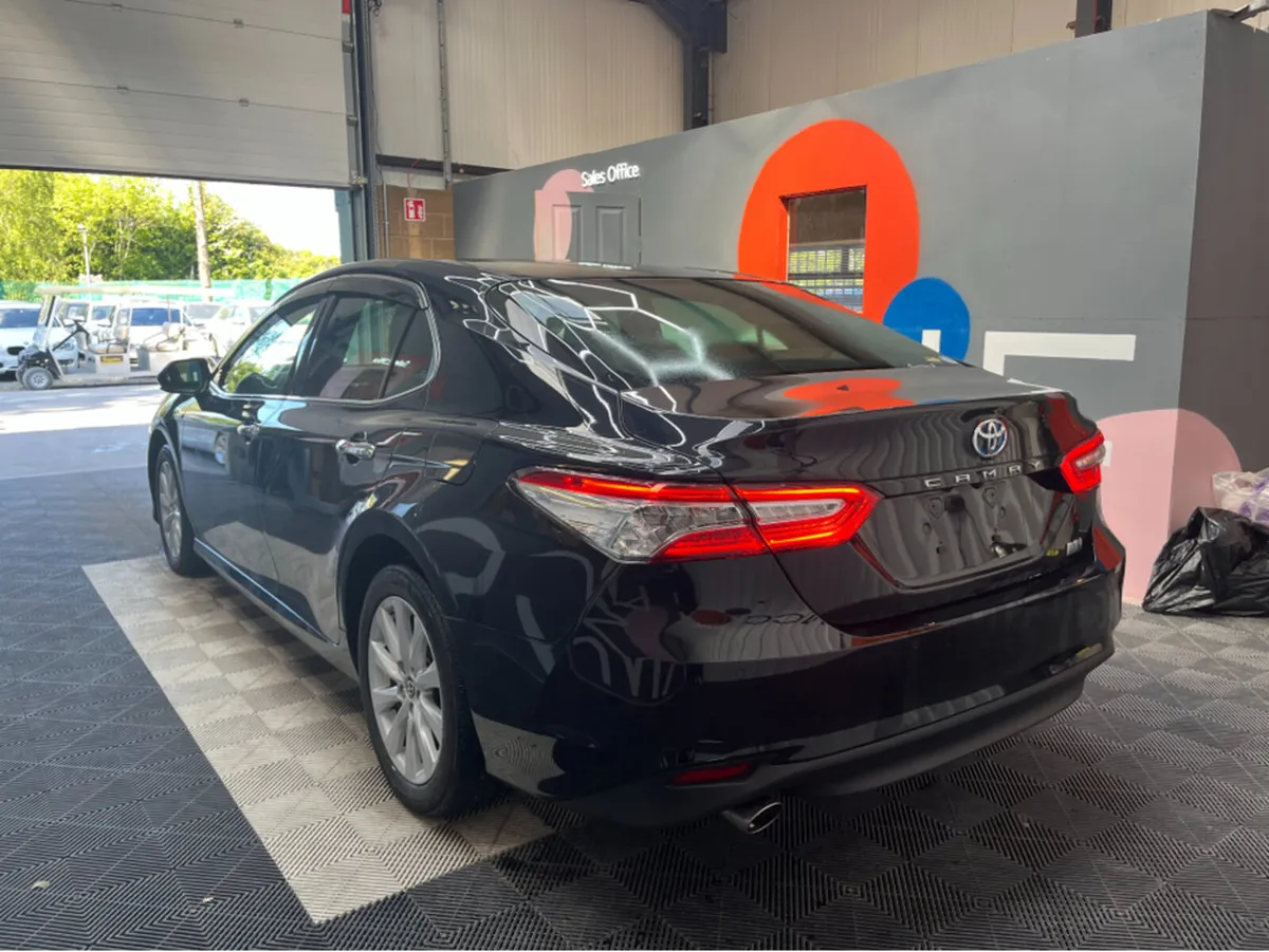 Toyota Camry 2.5 HYRBID / 42k KMs / REVERSE CAMERA - Image 2
