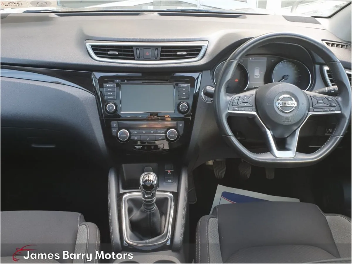 Nissan QASHQAI 1.3 PET SV Premium // Low Mileage - Image 3