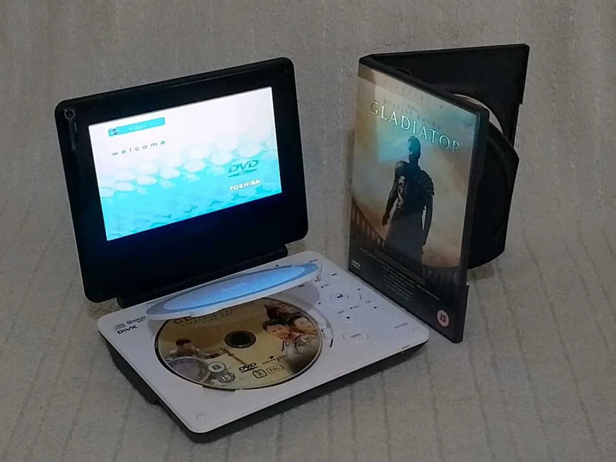 9" Portable DVD player Toshiba SDP75SWB - Image 1