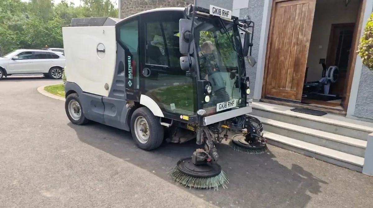 2018 Mathieu MC210 road sweeper roadsweeper - Image 1