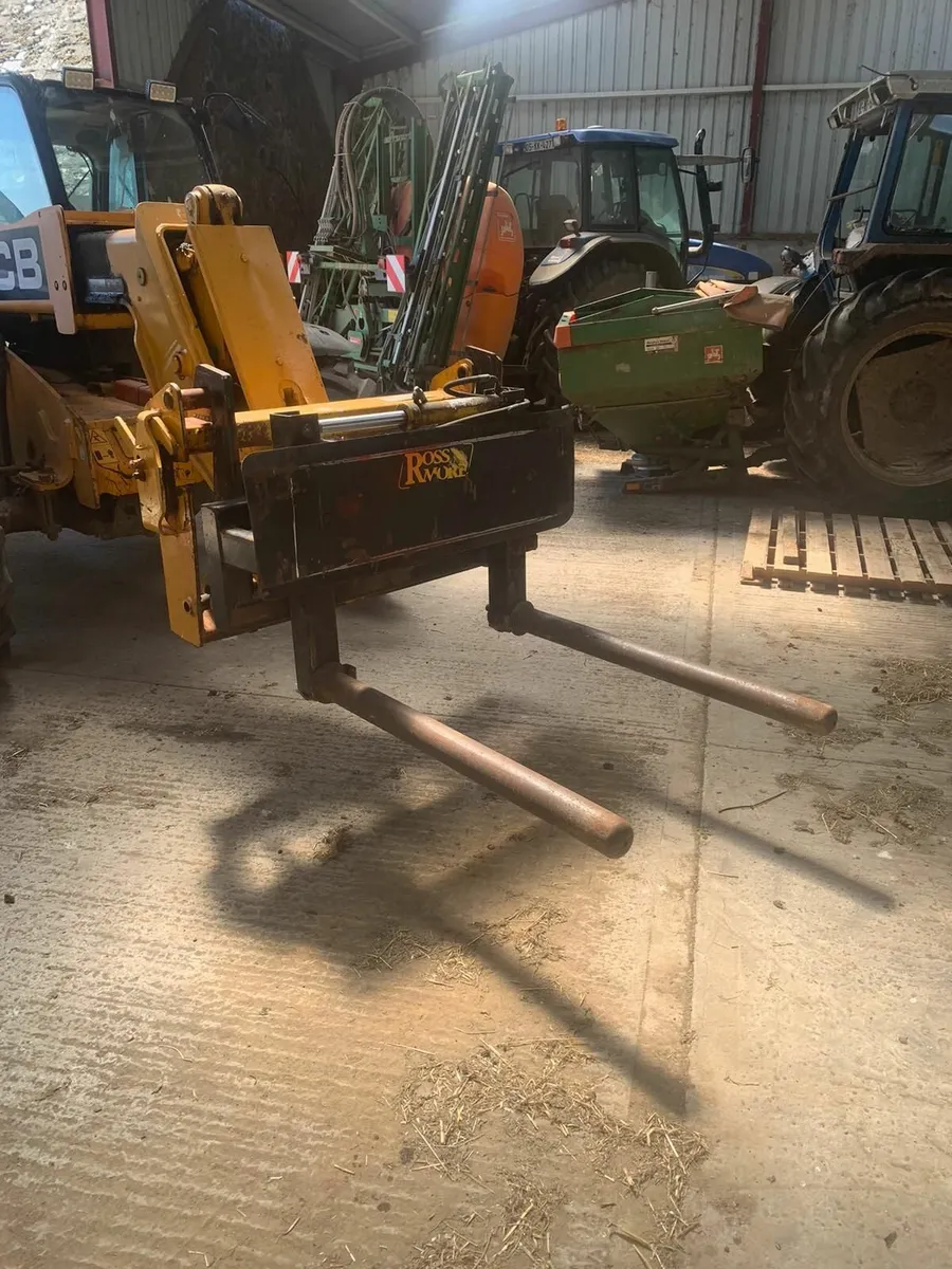 Bale lifter - Image 1