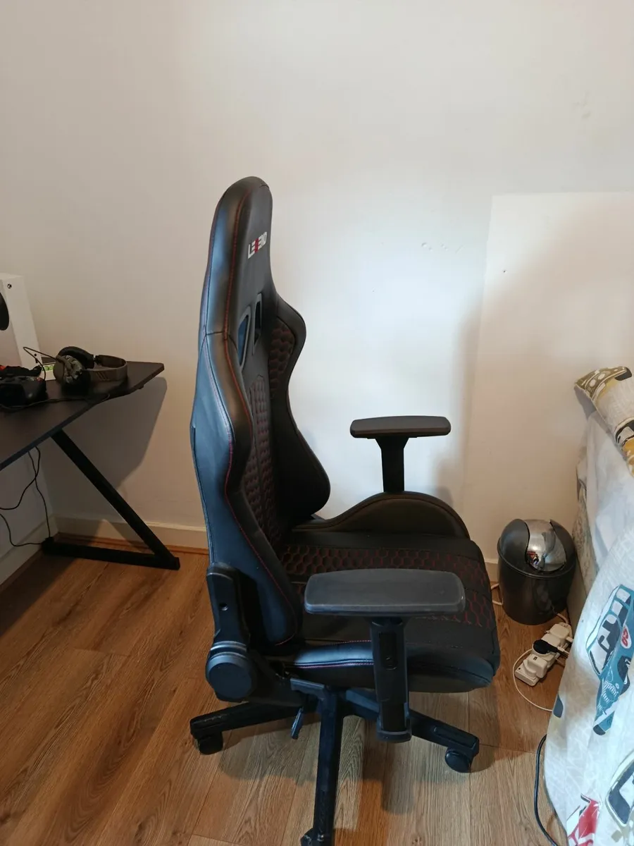 LEGEND Gaming Chair - Image 4