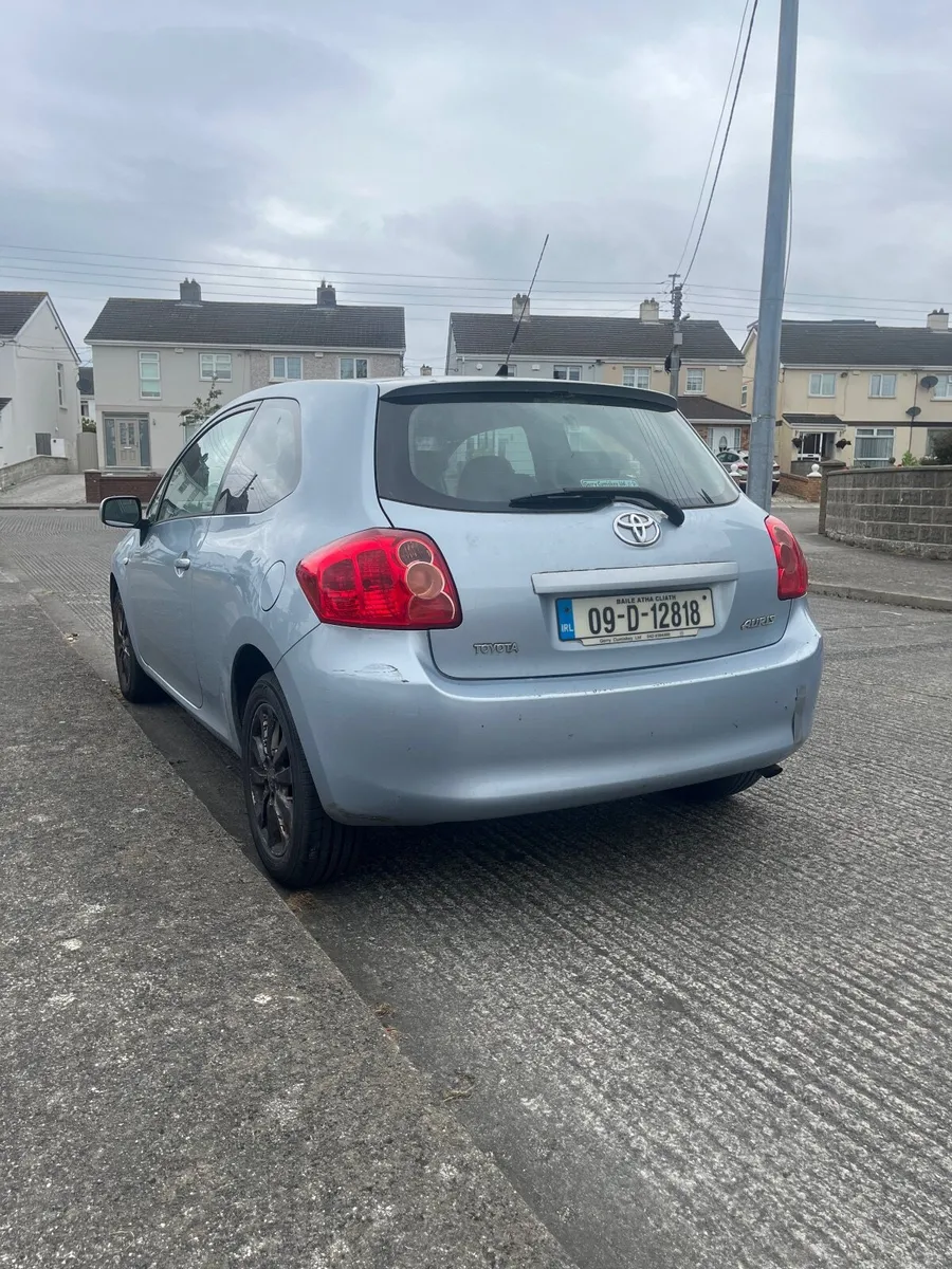 Toyota Auris 2009 - Image 2
