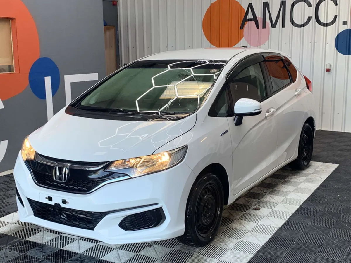 Honda Fit Honda Fit 1.5 Hybrid / 49k KMs / Reverse - Image 3