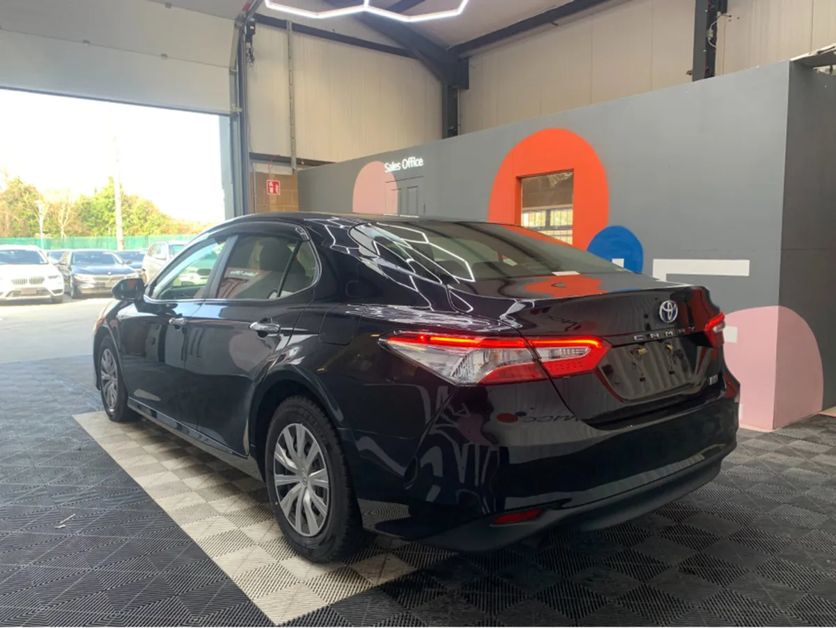 Toyota Camry 2.5 HYBRID AUTOMATIC / 45k KMs / Reve - Image 4