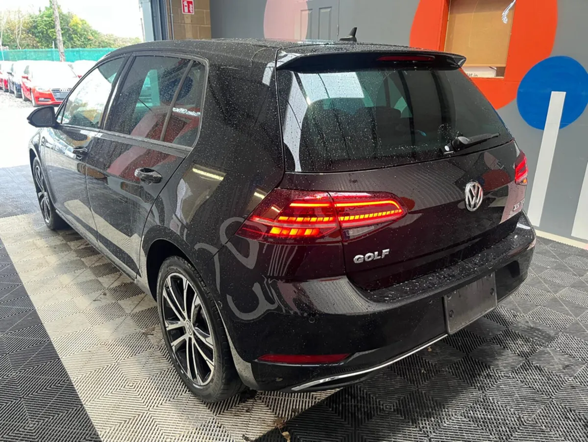 Volkswagen Golf Golf 2.0 TDI Automatic - Digital D - Image 3