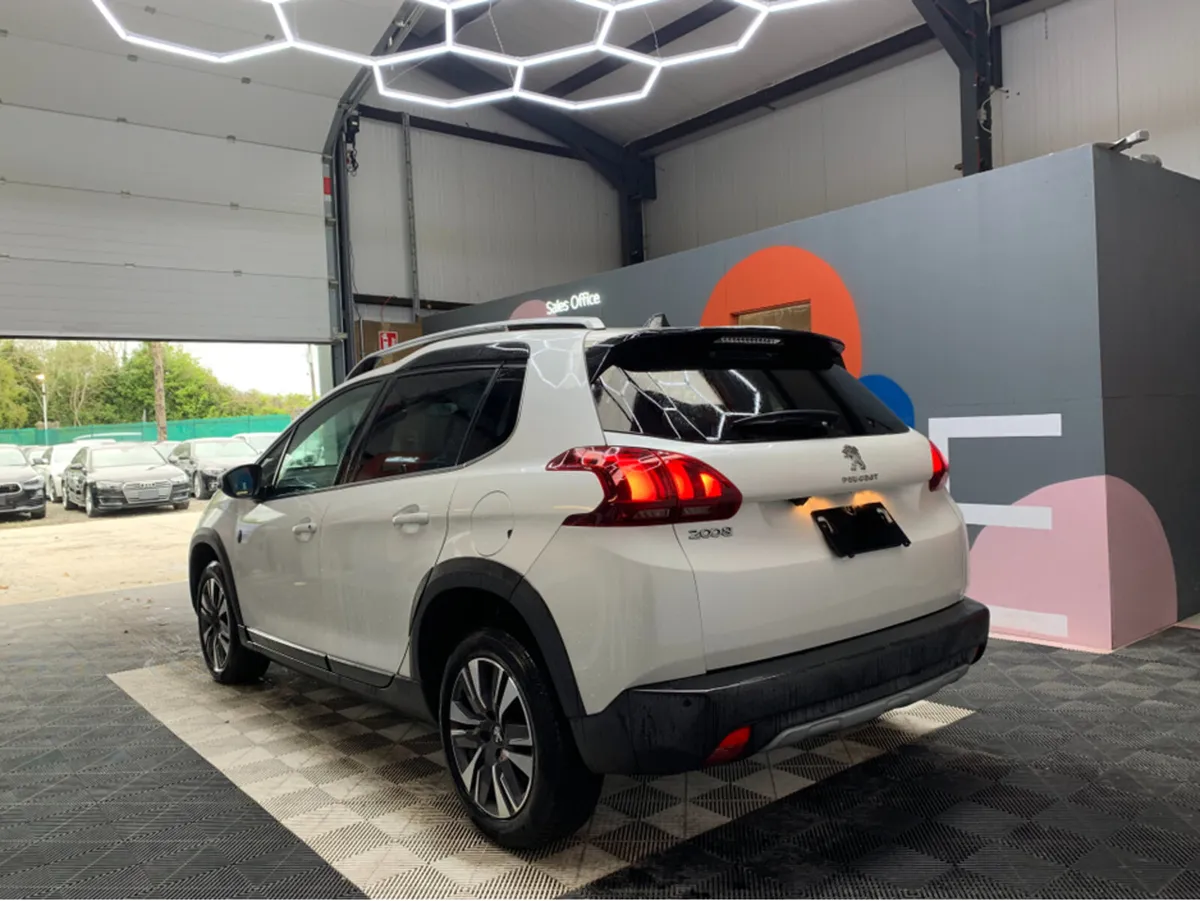 Peugeot 2008 CROSS CITY AUTOMATIC / 33k KMs / Heat - Image 4