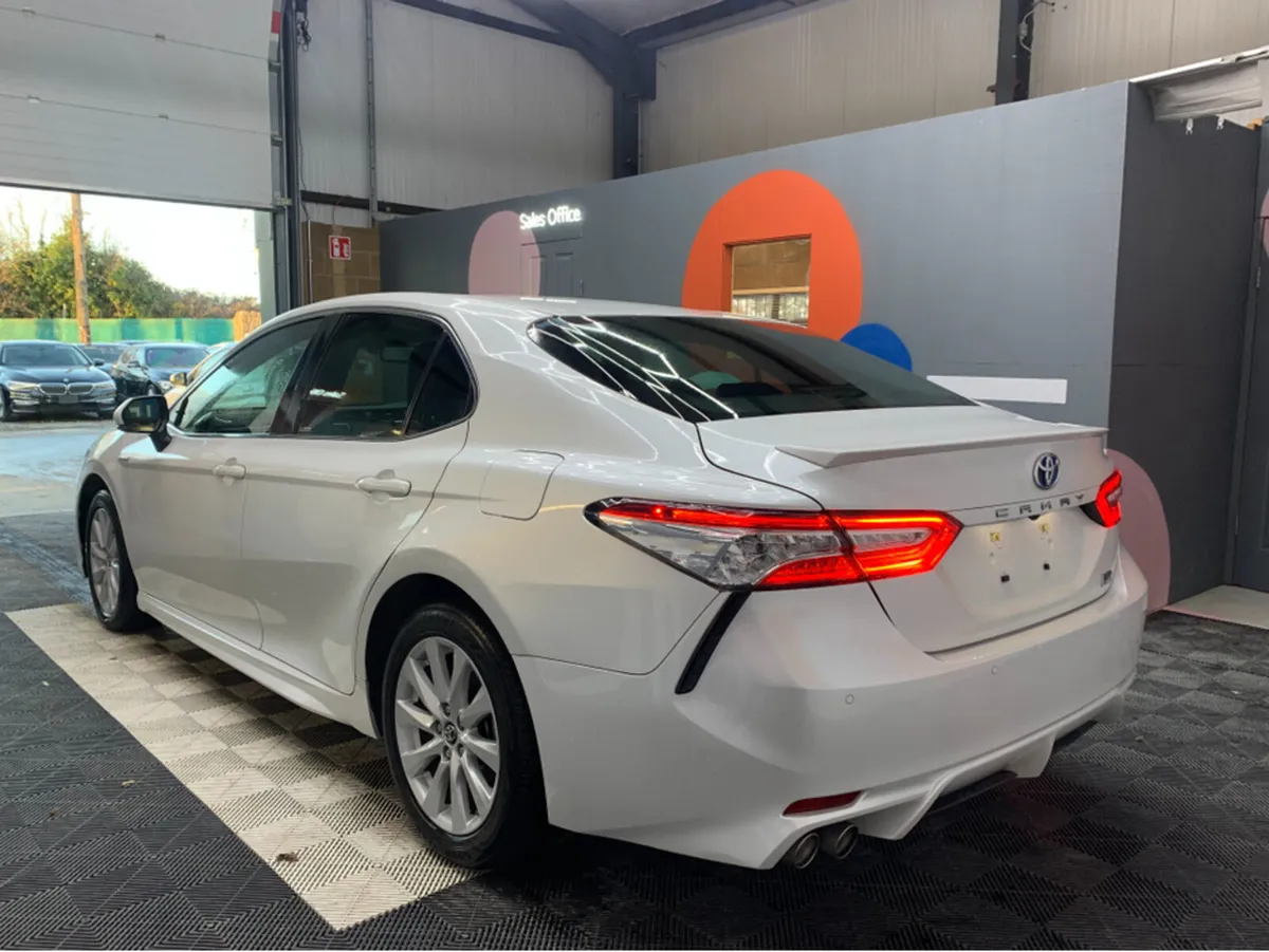 Toyota Camry 2.5 HYBRID AUTOMATIC /  82k KMs / Rev - Image 2