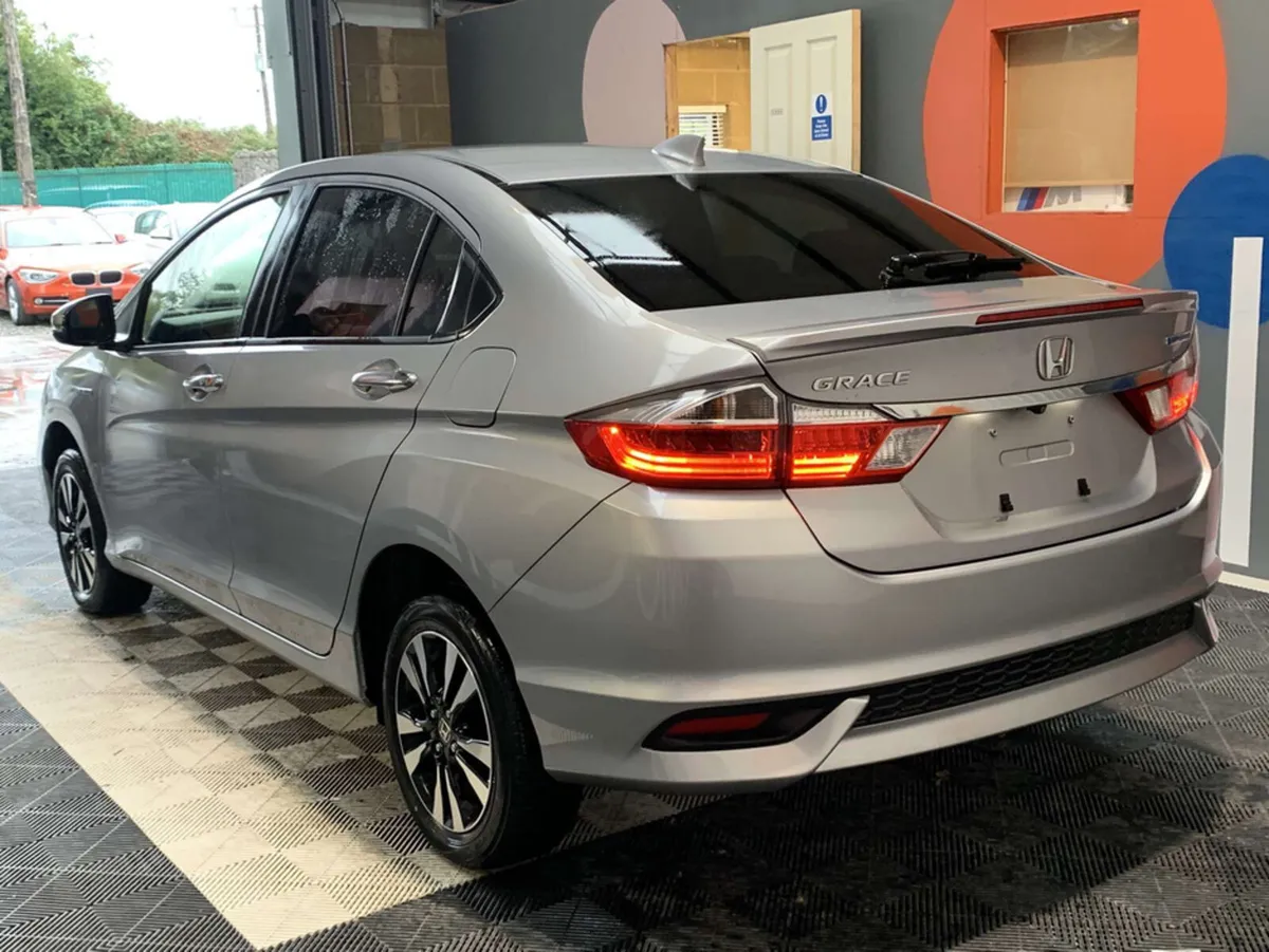 Honda Grace 1.5 Hybrid/Reverse Camera/Heated Seats - Image 4
