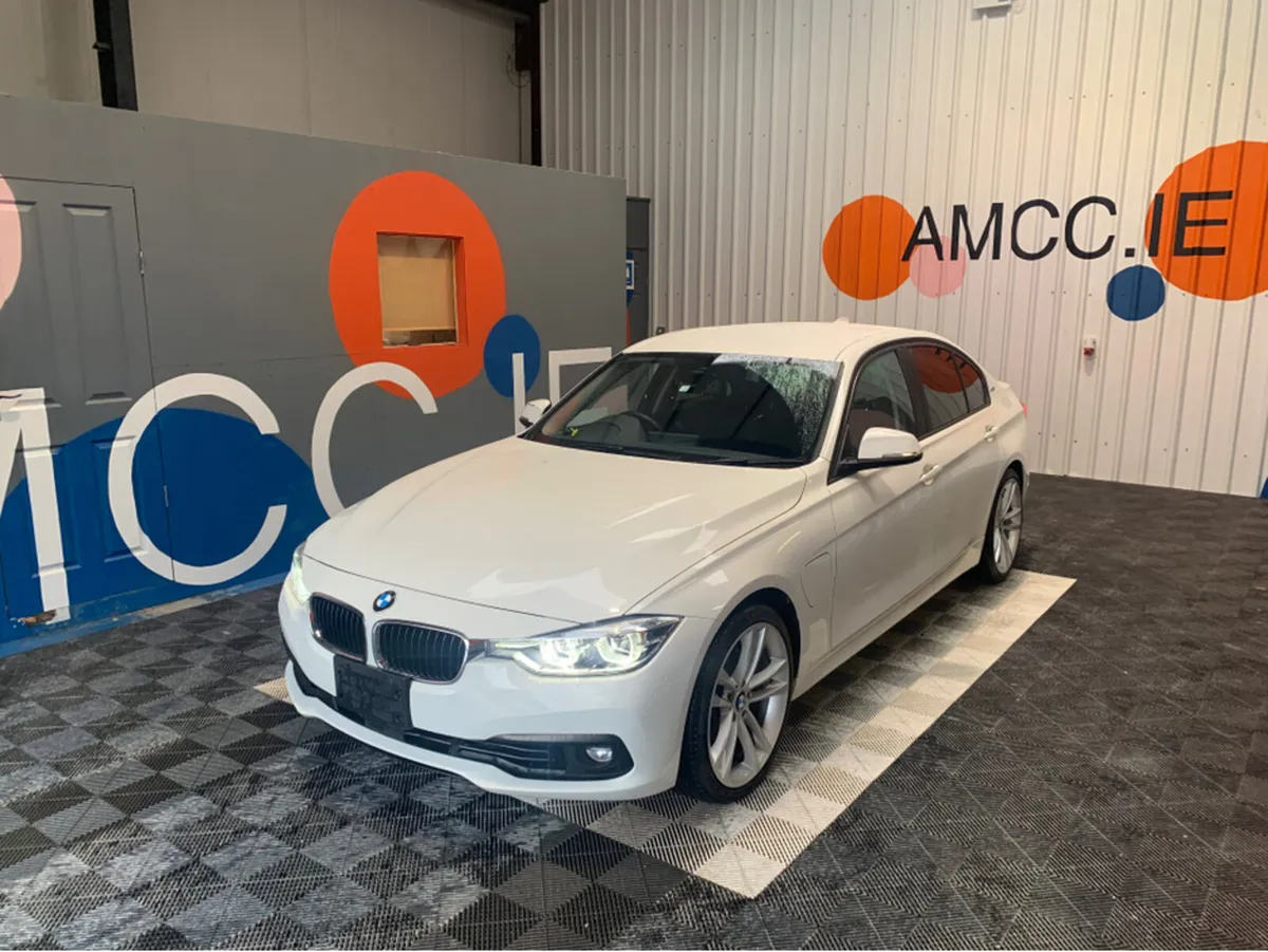 BMW 3-Series BMW 330e Hybrid I-Performance  / Lane - Image 3
