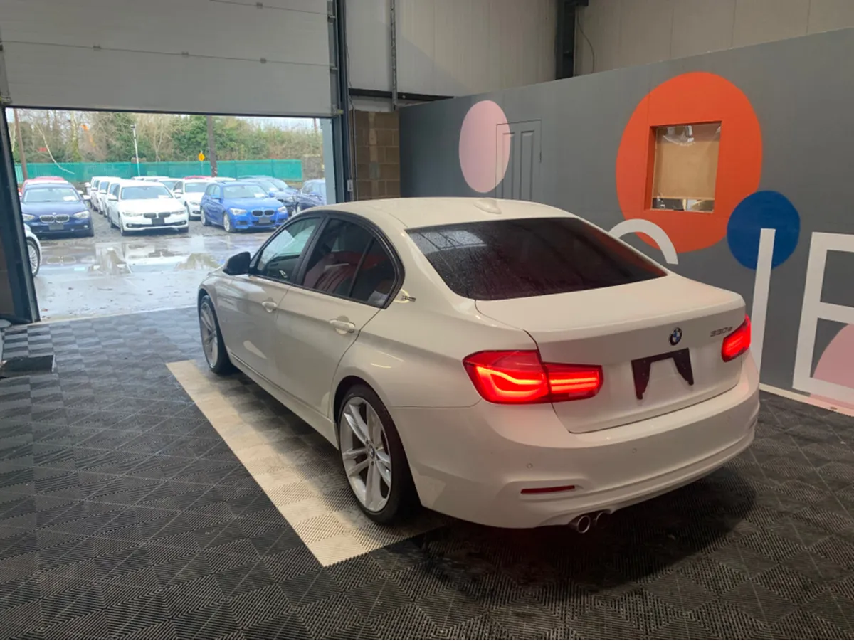 BMW 3-Series BMW 330e Hybrid I-Performance  / Lane - Image 4