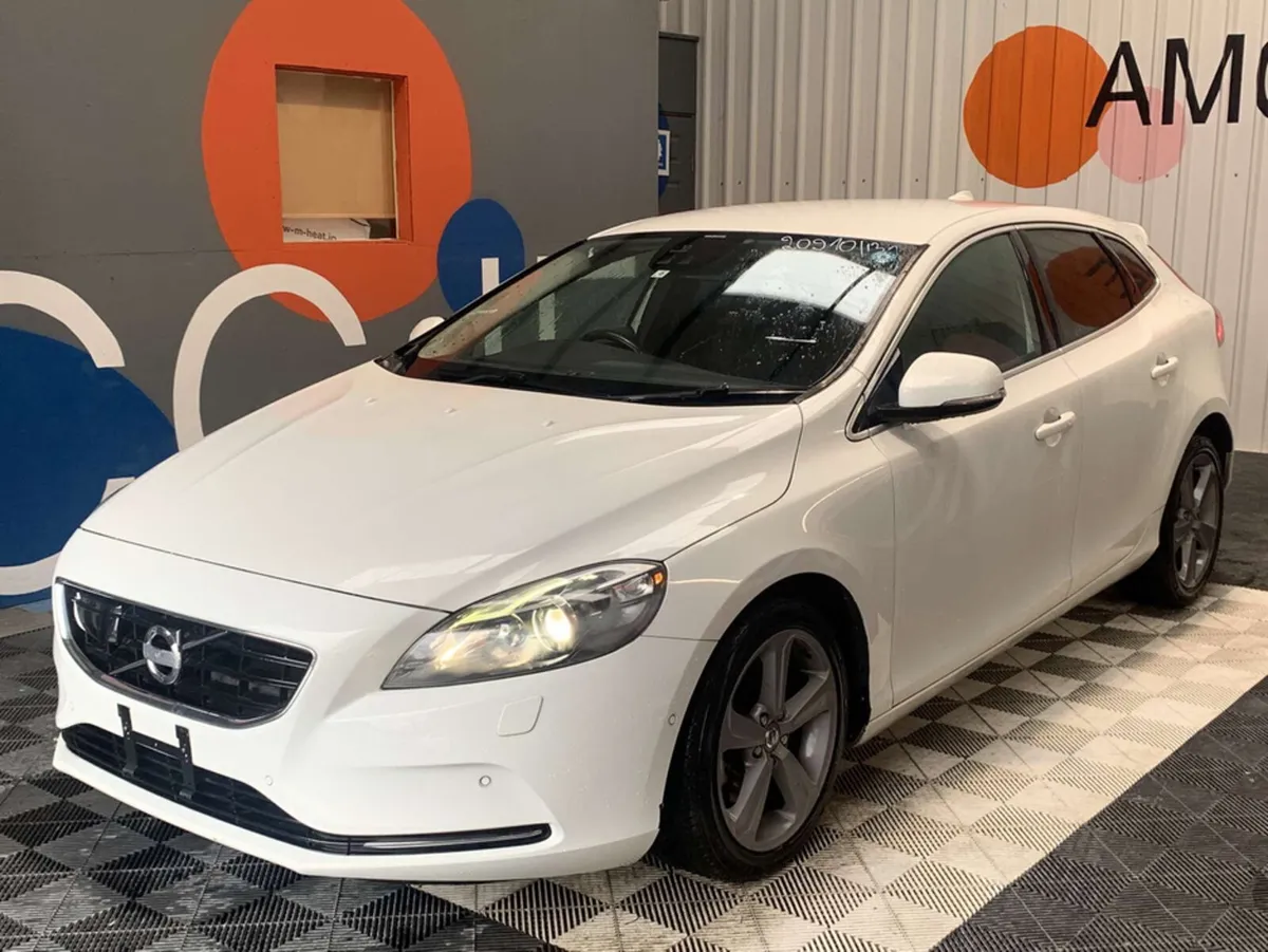 Volvo V40 Volvo V40 Automatic 1.6 Petrol / Leather - Image 3