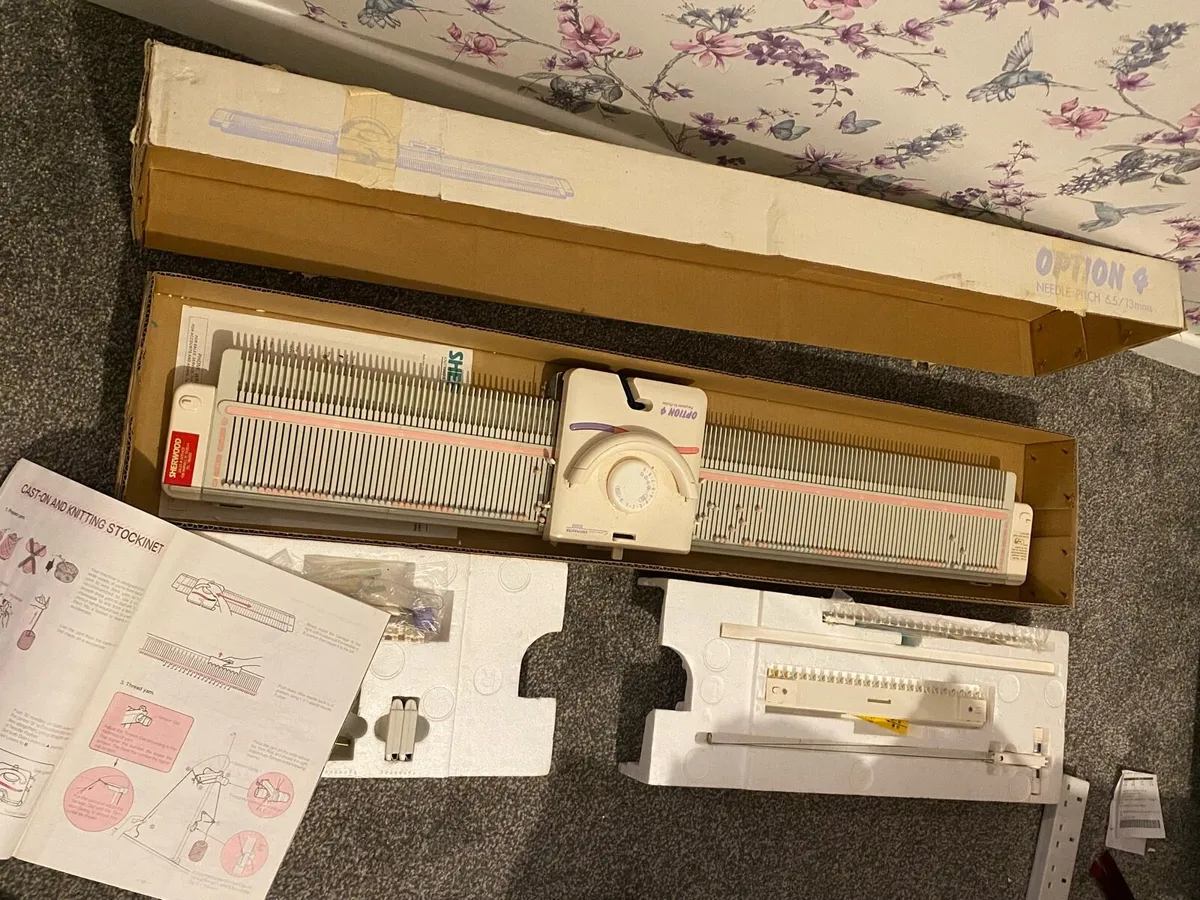 Option 4 Knitmaster Knitting Machine - Image 3