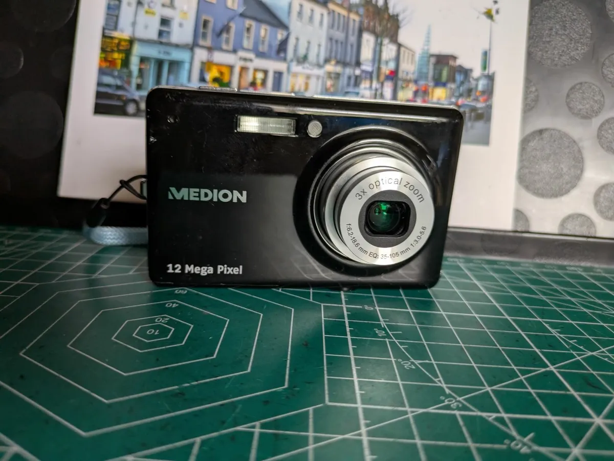 Medion 12MP CCD sensor pocket camera - Image 1
