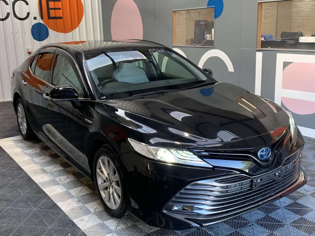 Toyota Camry 2.5 Hybrid/Reverse Camera/Cruise Cont - Image 1