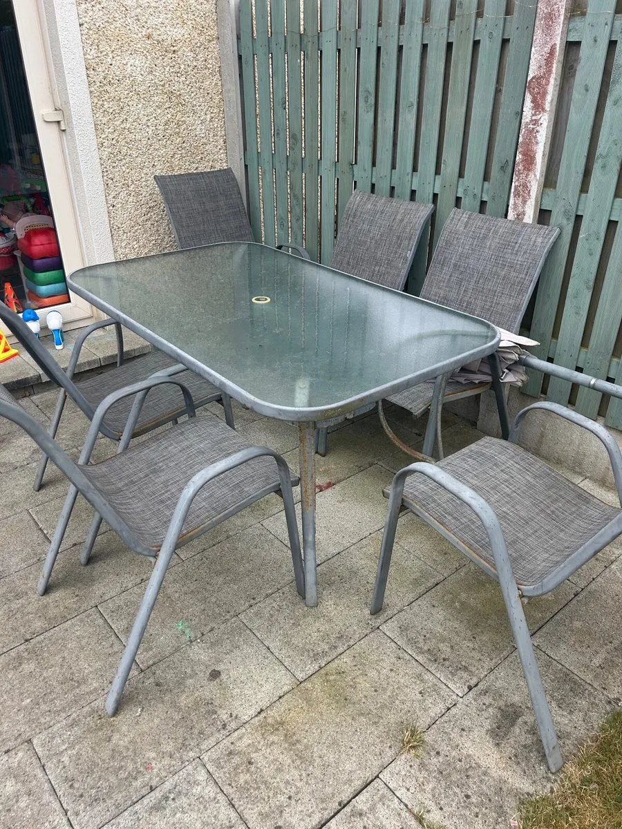 Garden table & chairs