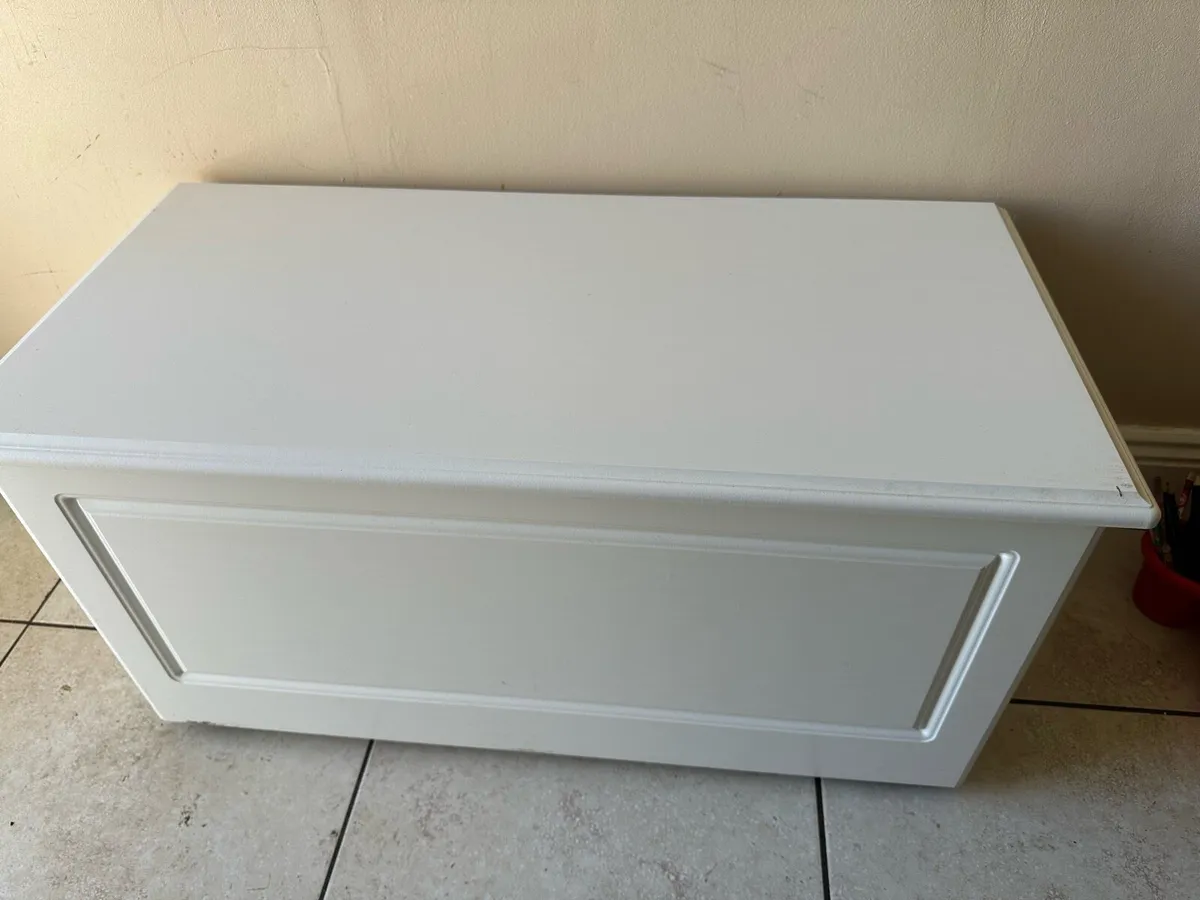 White chest - Image 1