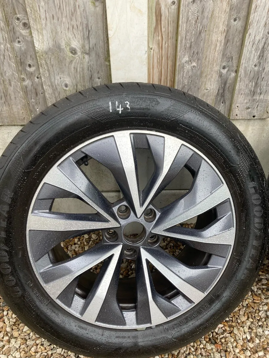 Lot 143 Hyundai alloys - Image 1