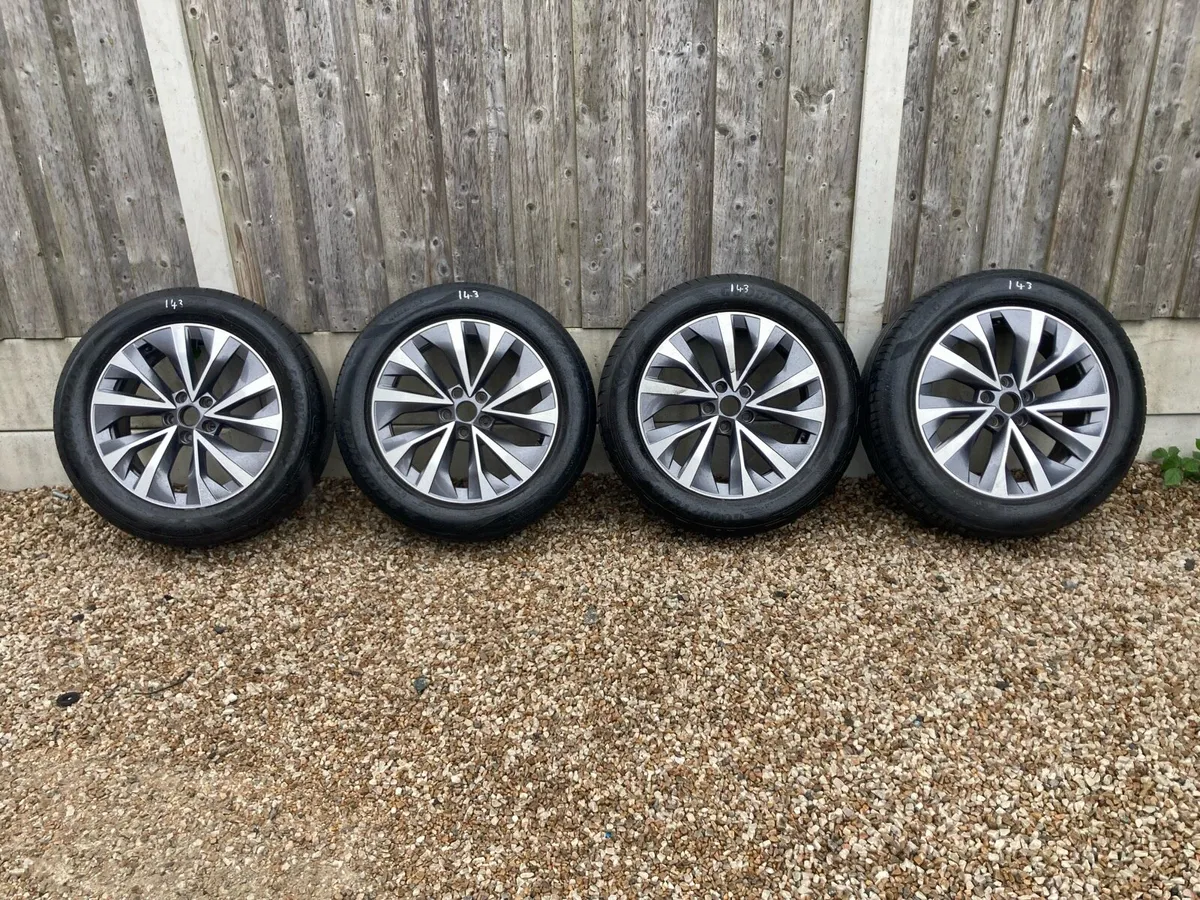 Lot 143 Hyundai alloys - Image 2