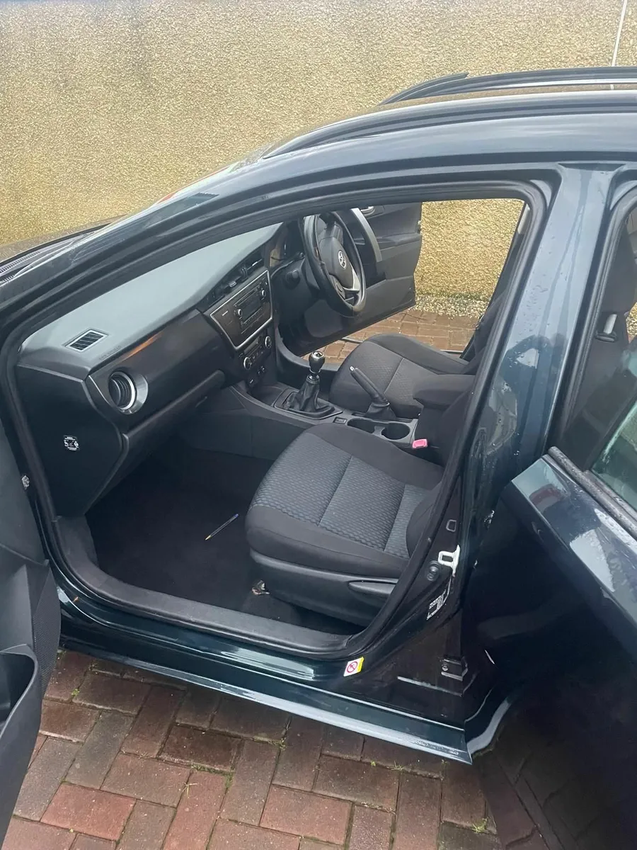 Toyota Auris 2014 - Image 2