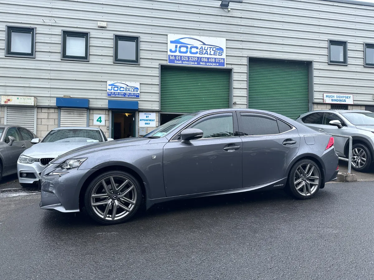 Lexus IS300H F Sport, 2015 - Image 2