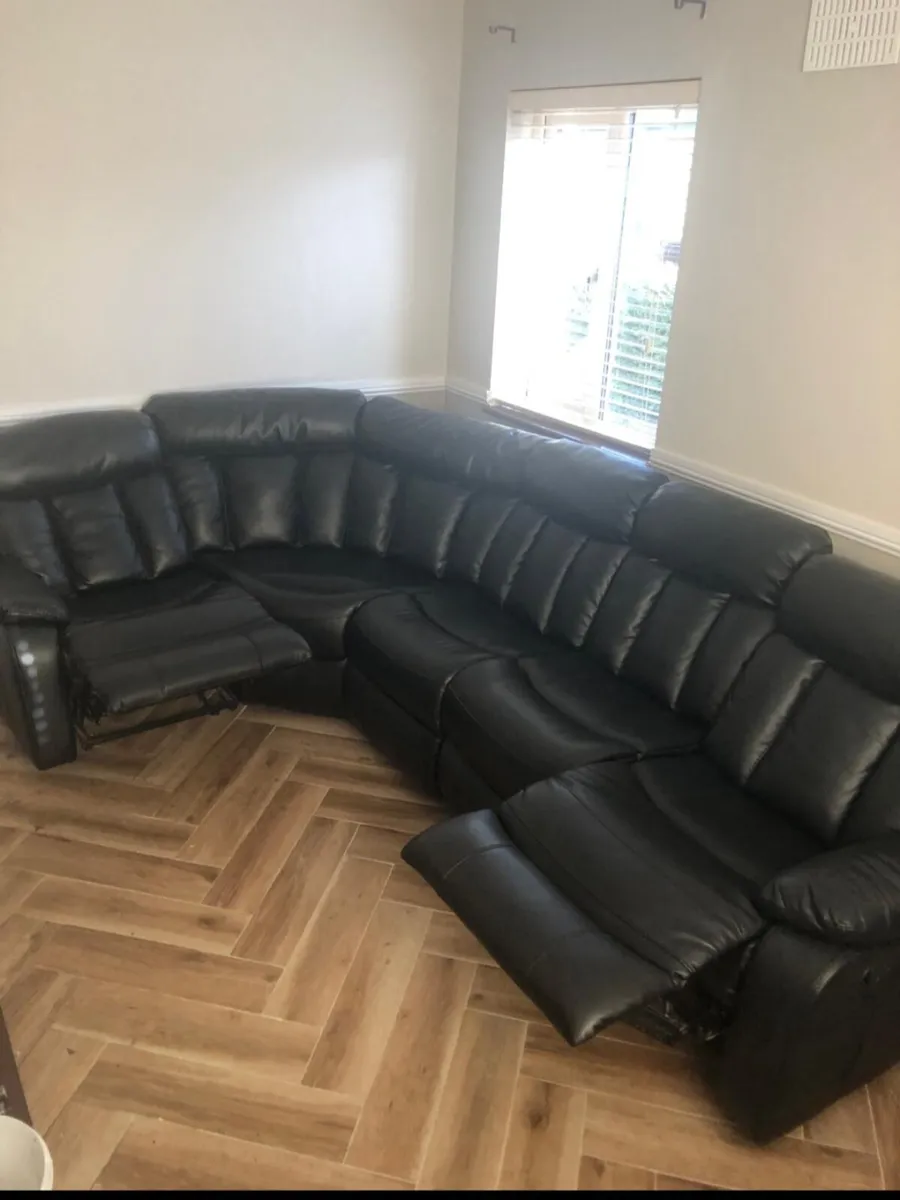 Like new L shape couch - Image 3
