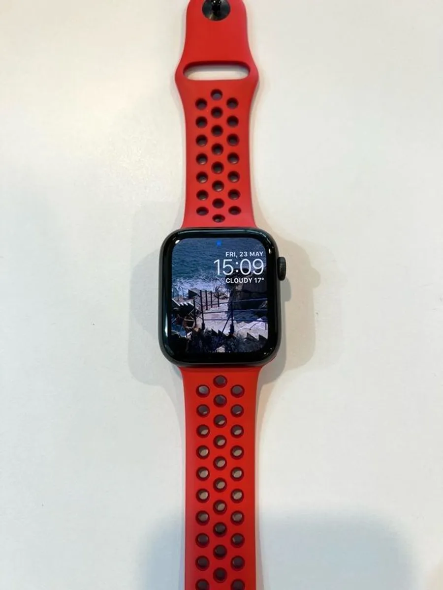 Apple Watch SE - Image 1