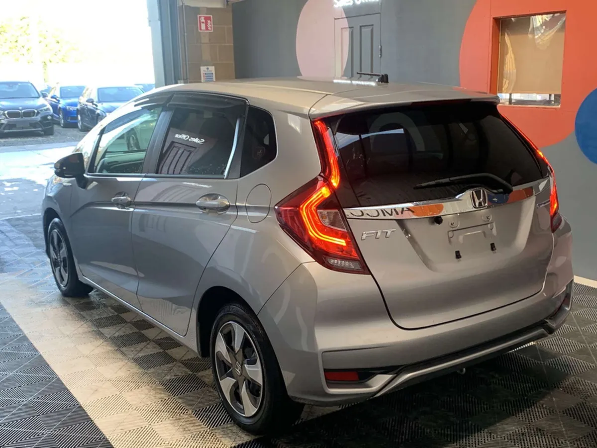 Honda Fit Honda Fit 1.5 Hybrid / Reverse Camera / - Image 4