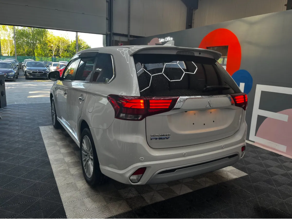 Mitsubishi Outlander G PLUS PACKAGE / 87k KMs / HE - Image 3