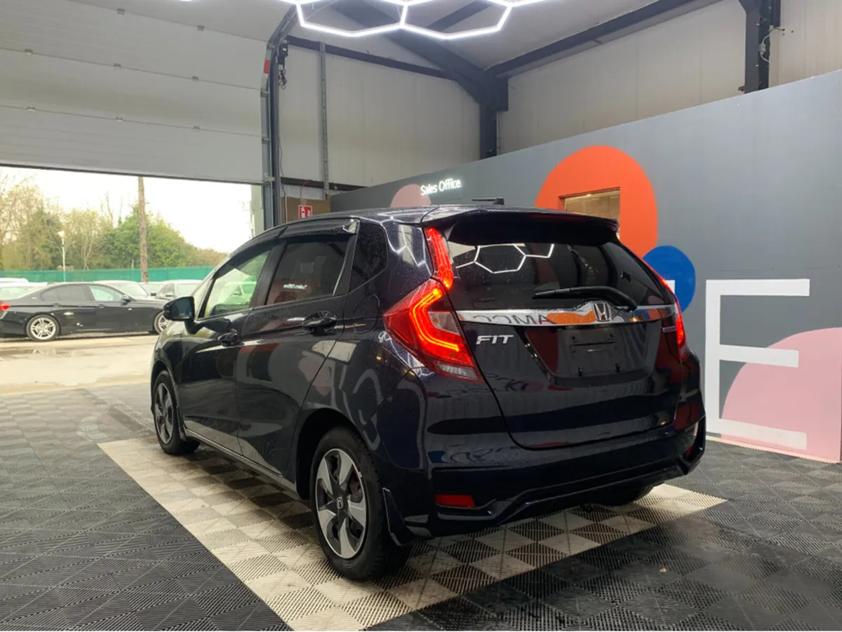 Honda Fit 1.5 HYBRID / 66k KMs / Adaptive Cruise, - Image 4