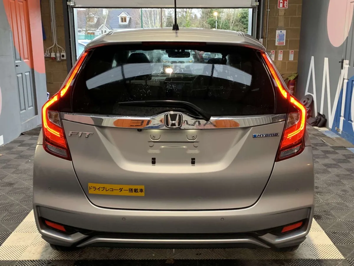 Honda Fit Honda Fit 1.5 Hybrid / 59k KMs / Reverse - Image 4