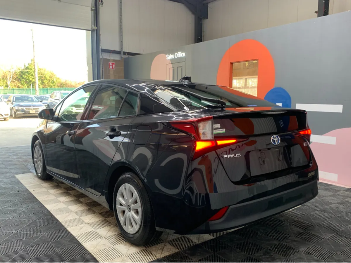 Toyota Prius 1.8 HYBRID AUTOMATIC / 66k KMs / Reve - Image 4
