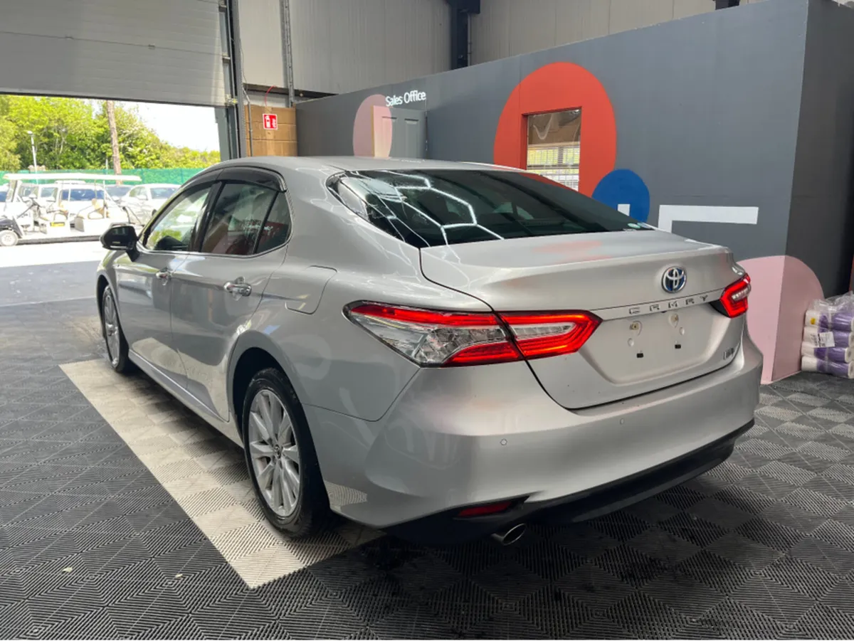 Toyota Camry 2.5 HYBRID / 67k KMs / REVERSE CAMERA - Image 4