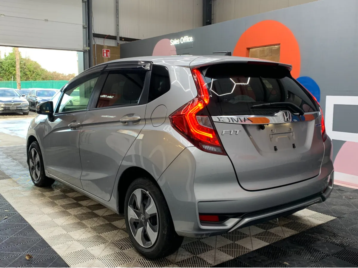 Honda Fit 1.5 HYBRID AUTOMATIC / 61k KMs / Reverse - Image 4
