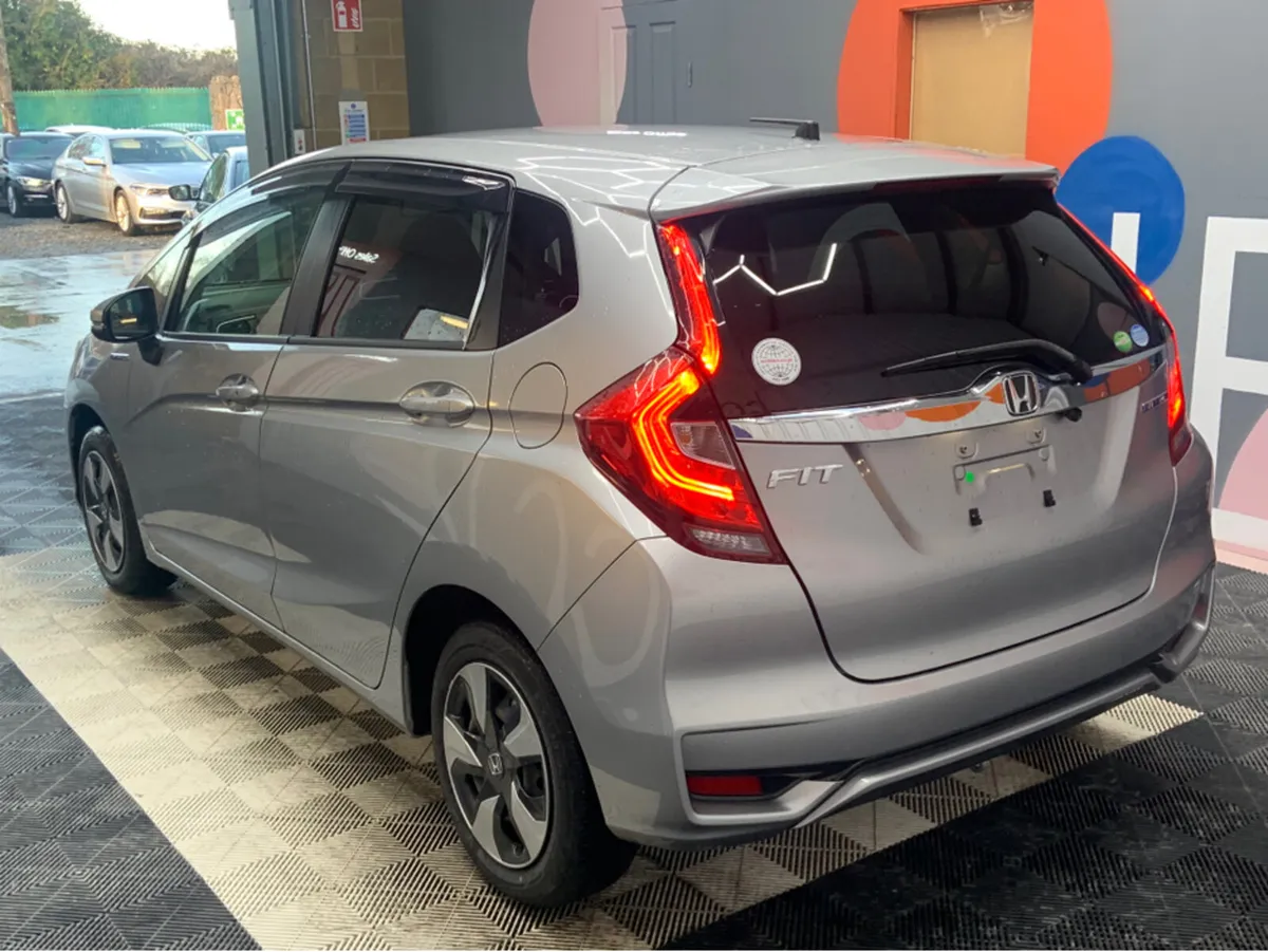 Honda Fit Honda Fit 1.5 Hybrid / 44k KMS / Reverse - Image 4