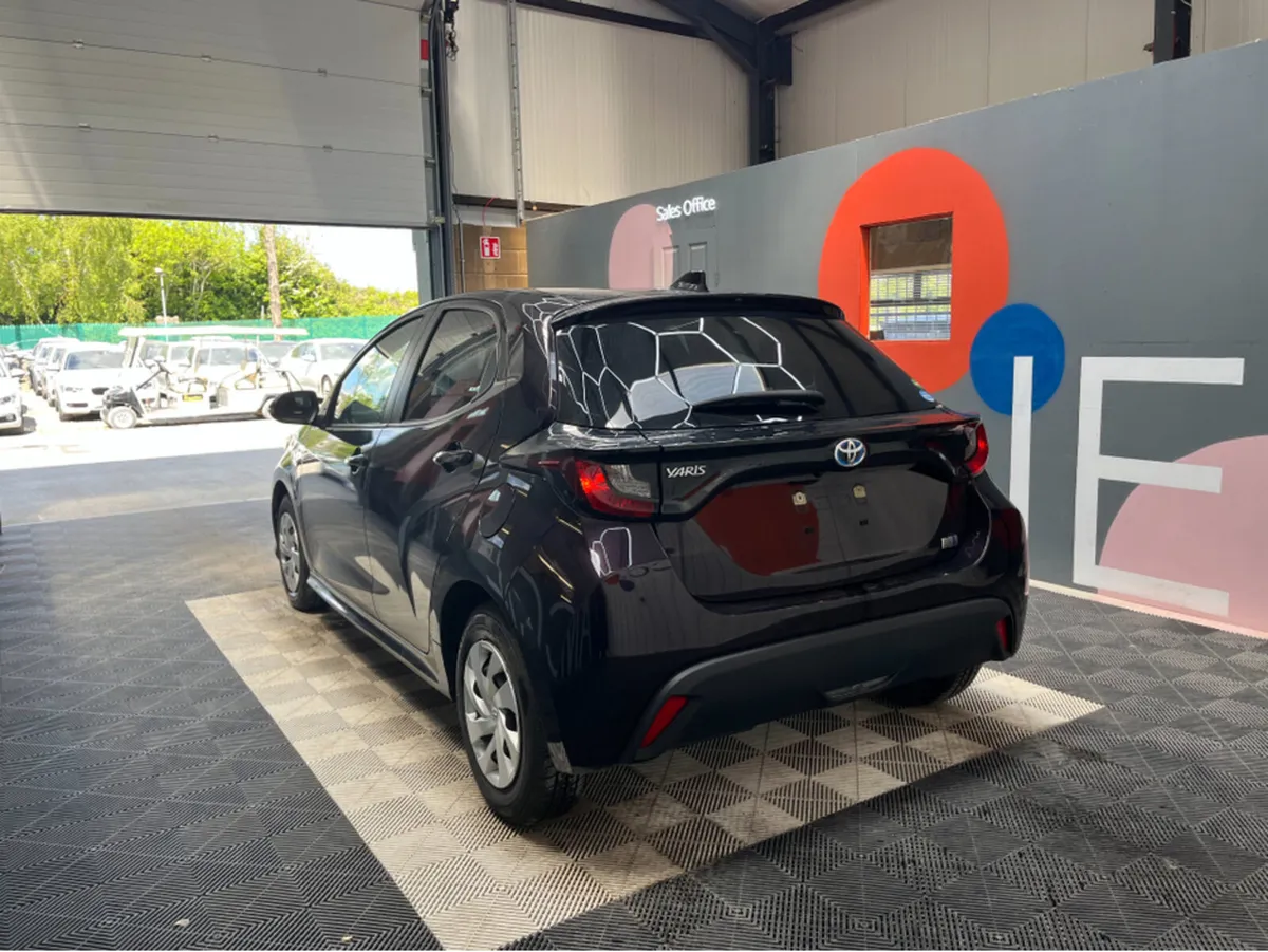 Toyota Yaris HYRBID X / 96k KMs / REVERSE CAMERA , - Image 4