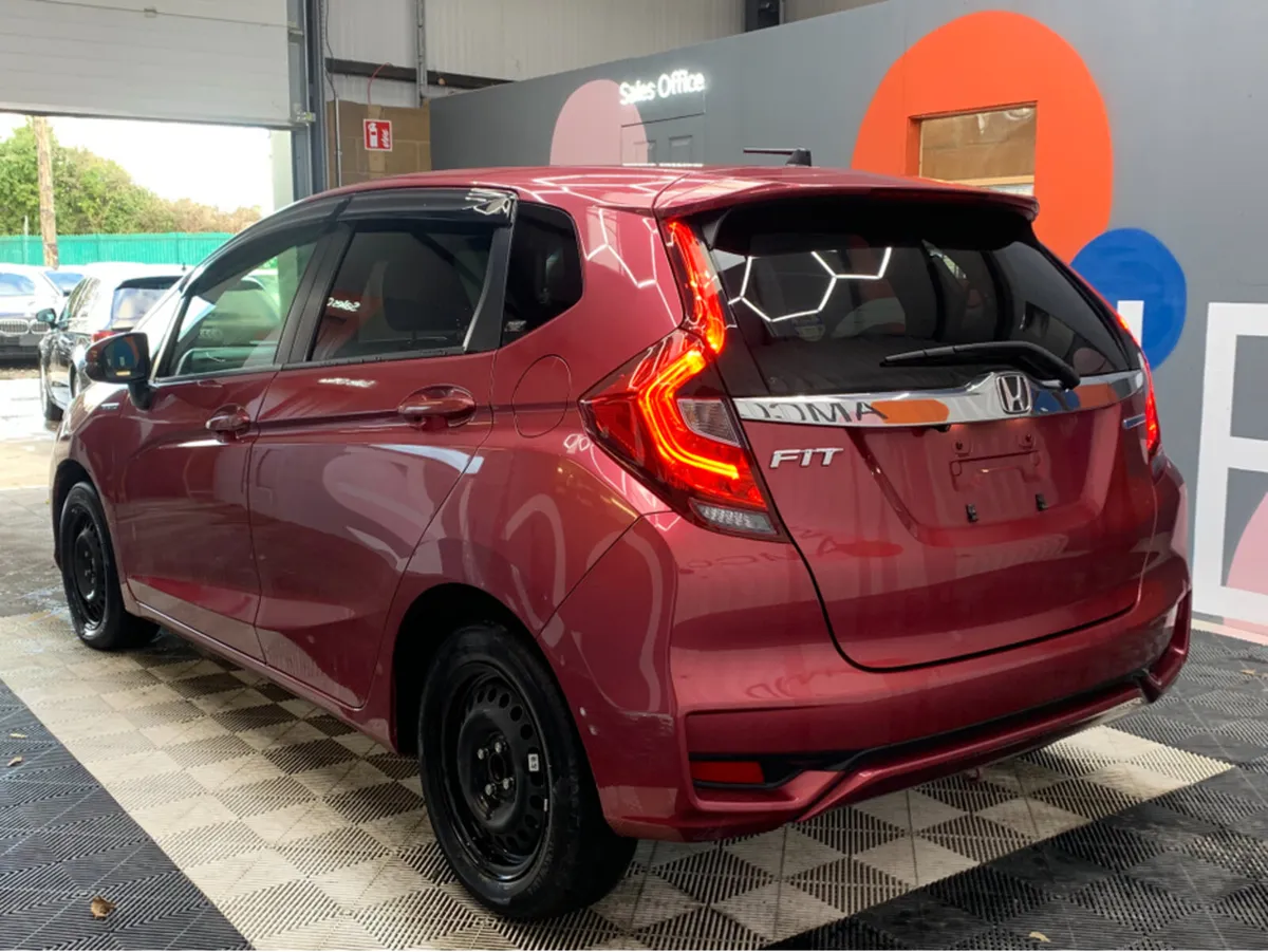 Honda Fit 1.5 HYBRID AUTOMATIC / 27k KMs / Adaptiv - Image 4
