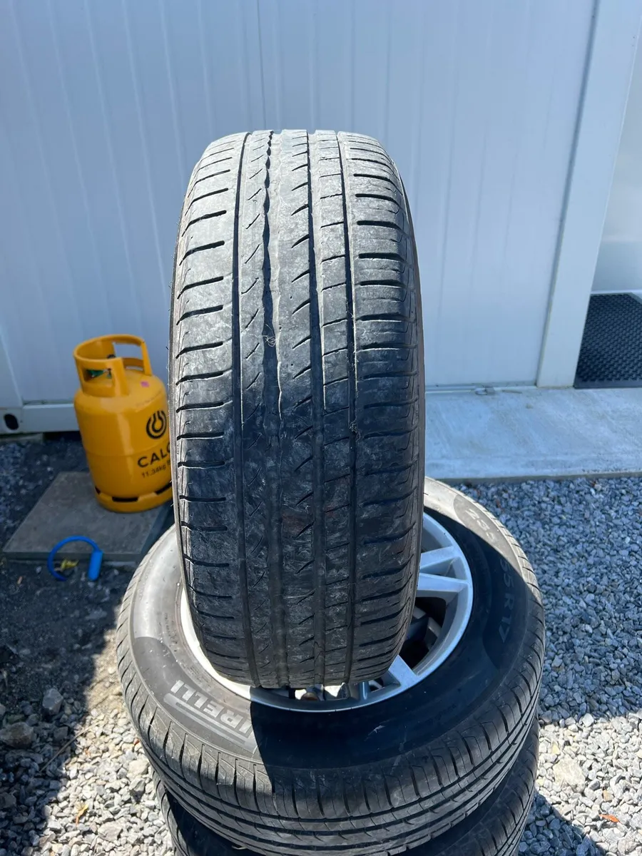 Car alloy/wheels - Image 3