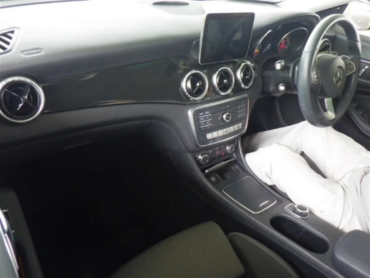 Mercedes-Benz CLA CLA180 AUTOMATIC *Coming Soon* / - Image 3