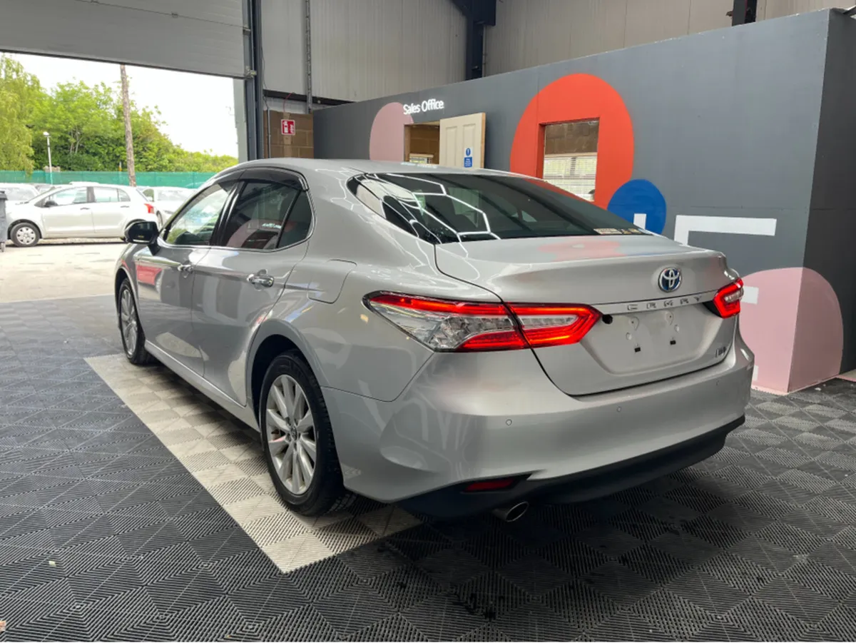 Toyota Camry 2.5 HYBRID / 69k KMs / REVERSE CAMERA - Image 4