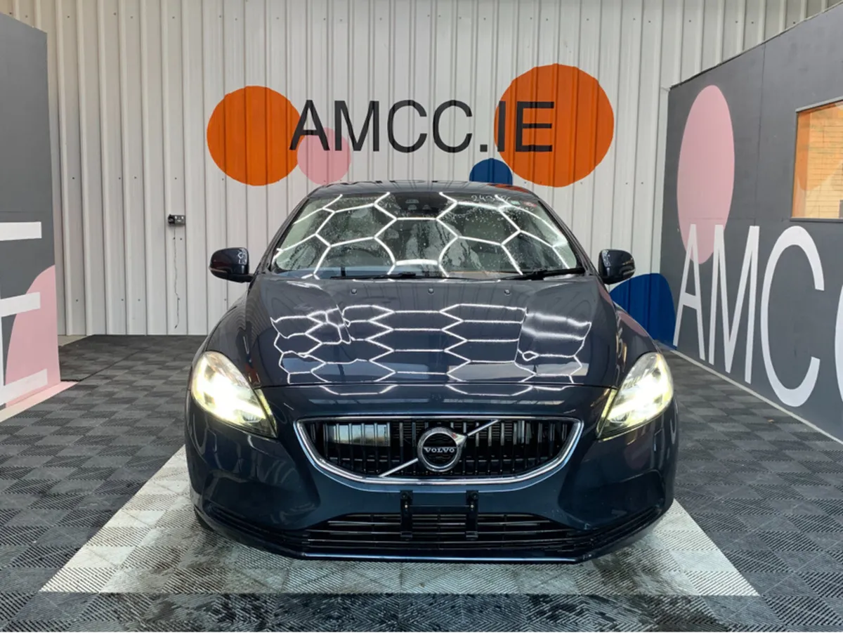Volvo V40 D4 MOMENTUM / 102k KMs / Reverse Camera, - Image 2