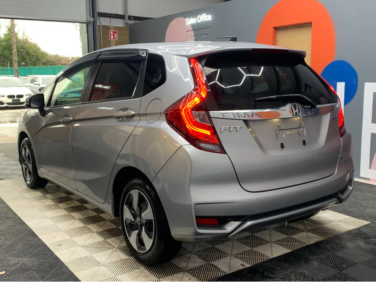 Honda Fit 1.5 HYBRID / 71k KMs / Automatic / Adapt - Image 4